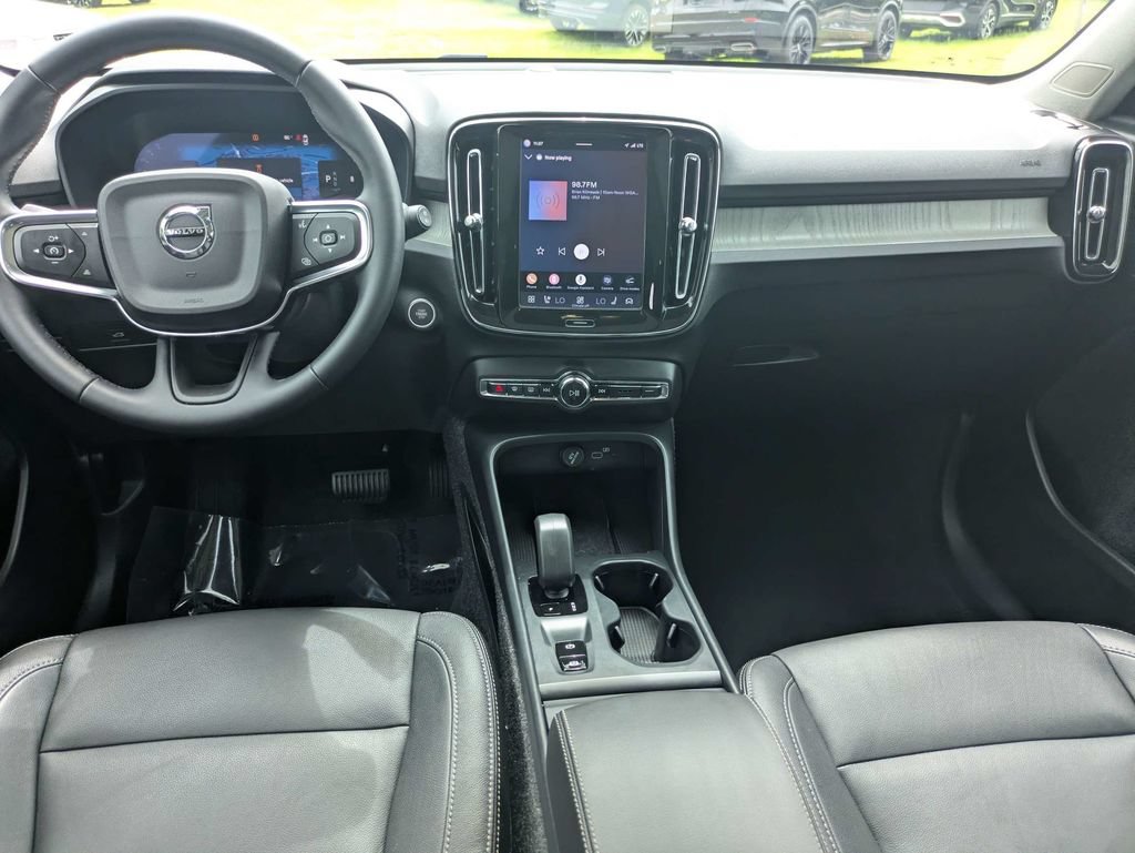 Certified 2025 Volvo XC40 B5 Core AWD/4WD image 16