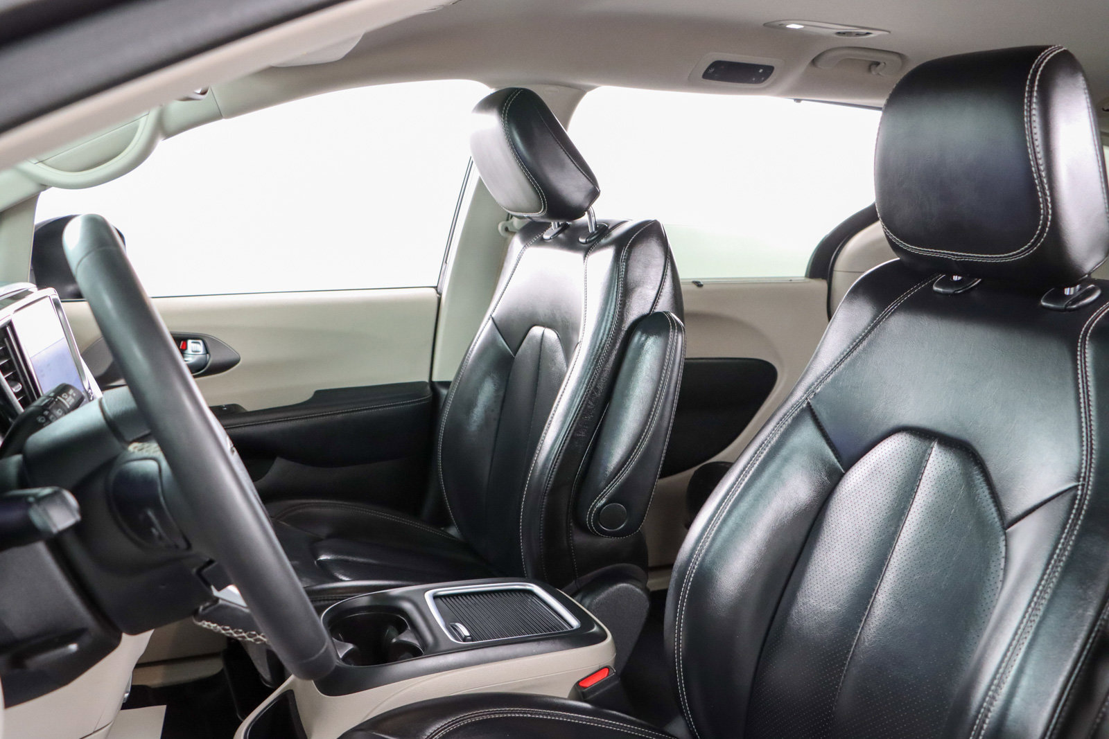 Used 2023 Chrysler Pacifica Touring-L FWD image 23