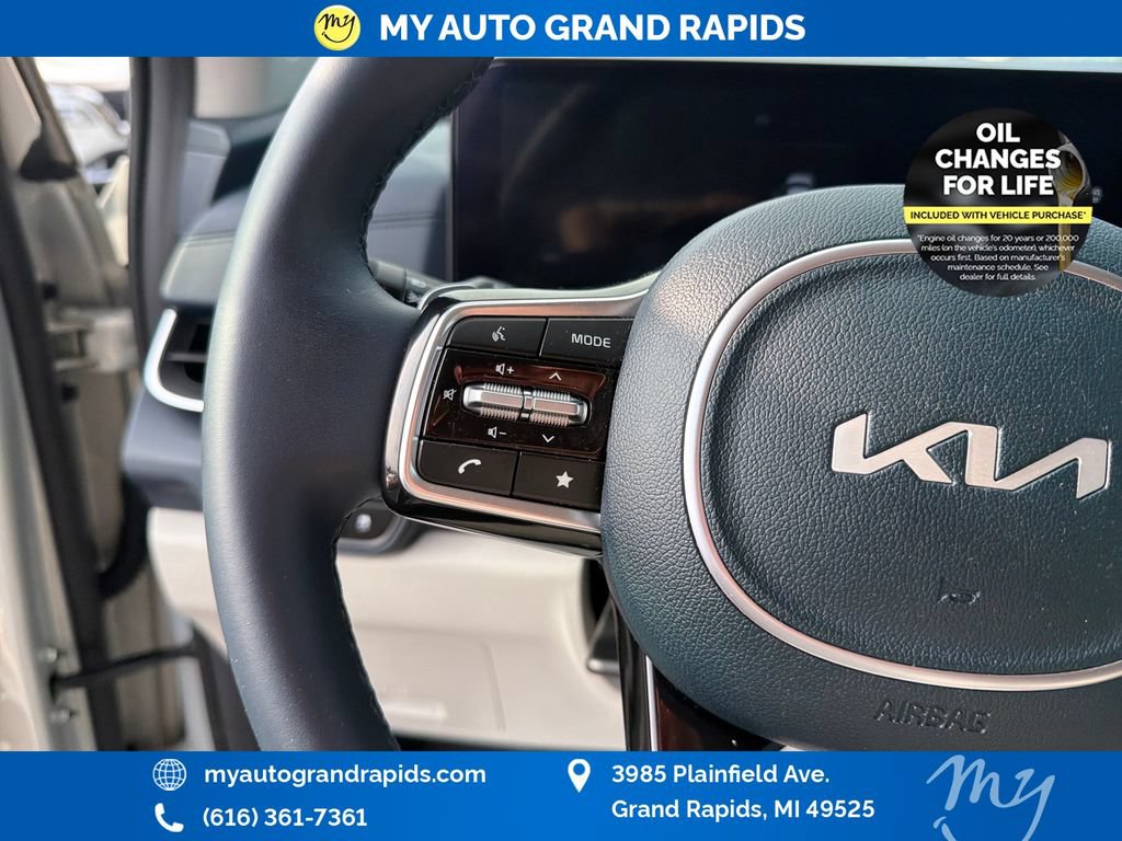 Used 2025 Kia Carnival EX FWD image 15