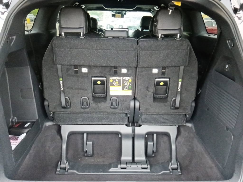 Used 2025 Toyota Sienna Platinum AWD/4WD image 31