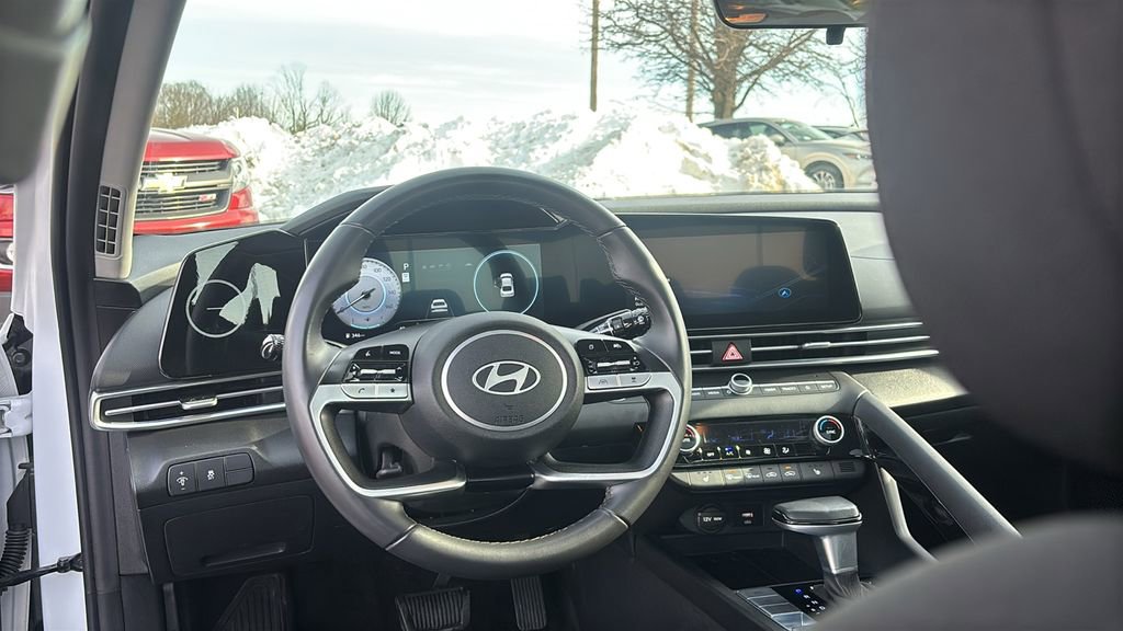 Used 2025 Hyundai Elantra SEL image 13