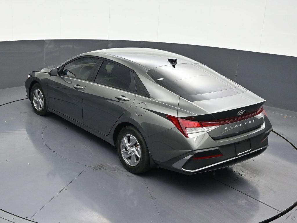Used 2024 Hyundai Elantra SE image 17