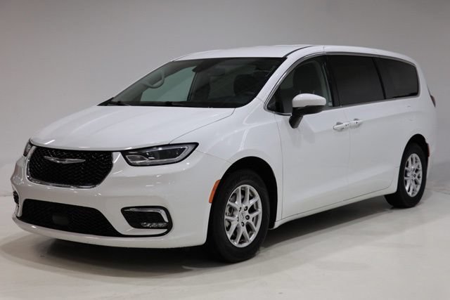 Used 2023 Chrysler Pacifica Touring-L FWD image 3