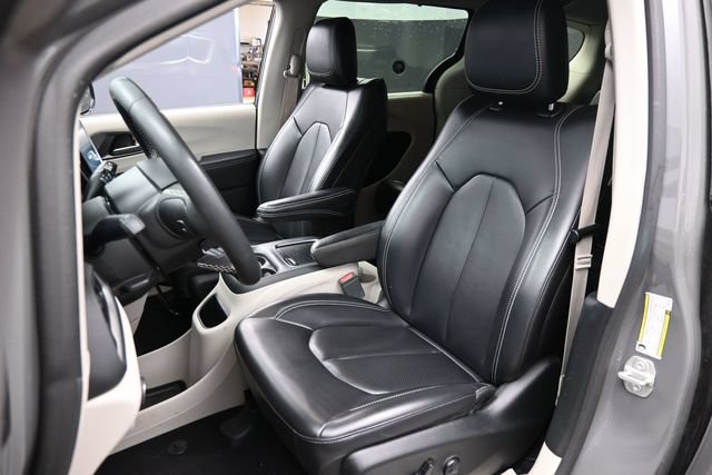 Used 2023 Chrysler Pacifica Touring-L FWD image 18