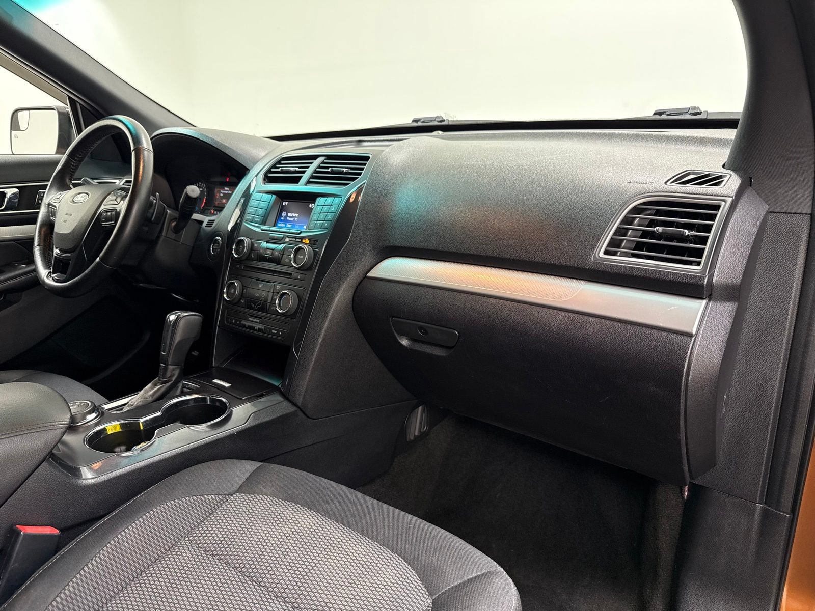 Used 2017 Ford Explorer XLT AWD/4WD image 28