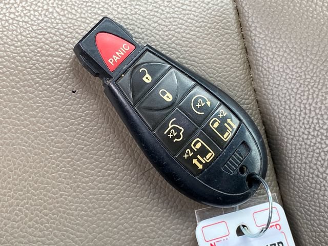 Used 2013 Chrysler Town & Country Touring FWD image 10