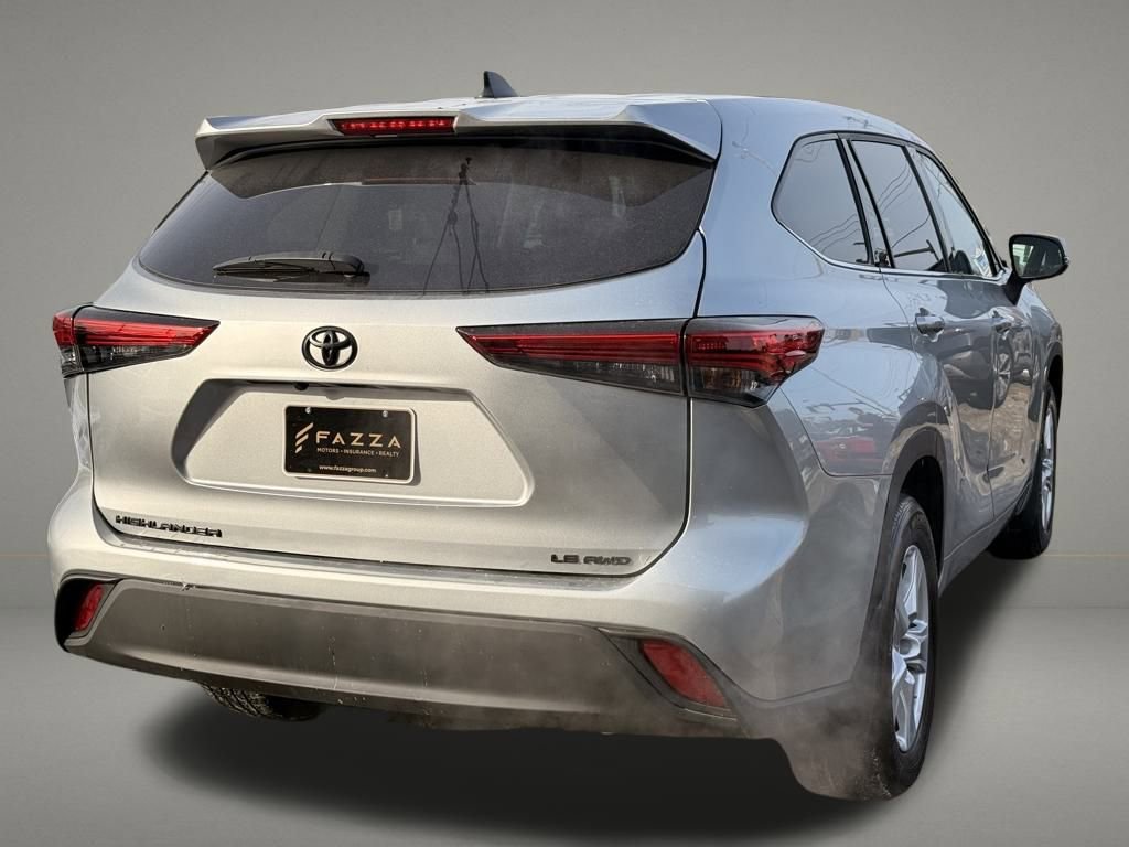 Used 2022 Toyota Highlander LE image 5