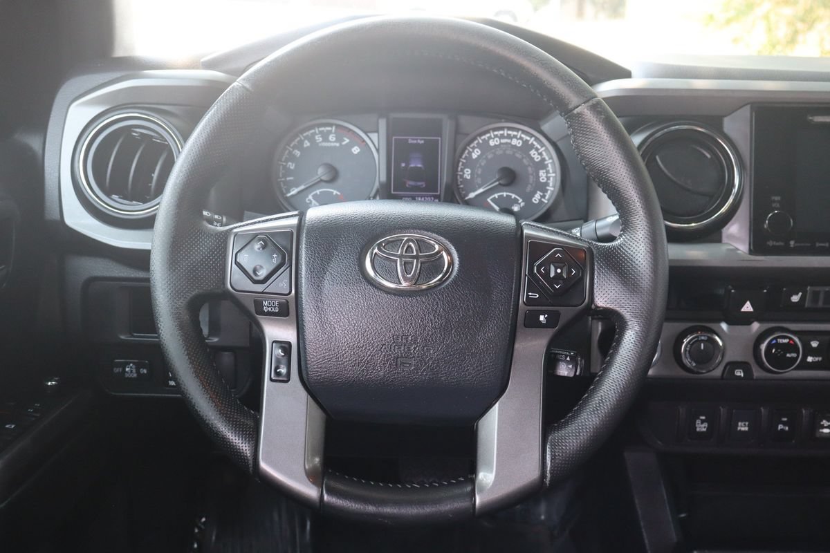 Used 2017 Toyota Tacoma TRD Off-Road w/ Premium & Technology Package AWD/4WD image 18