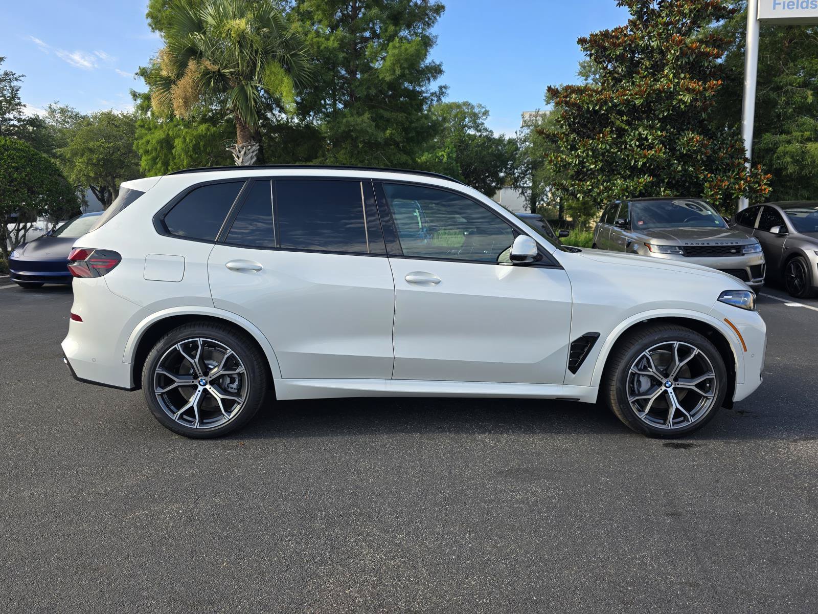 New 2026 BMW X5 xDrive50e w/ M Sport Package AWD/4WD image 3