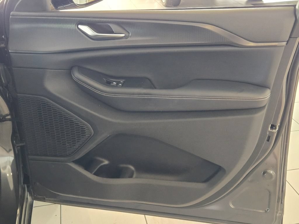 Used 2023 Jeep Grand Cherokee Altitude AWD/4WD image 5