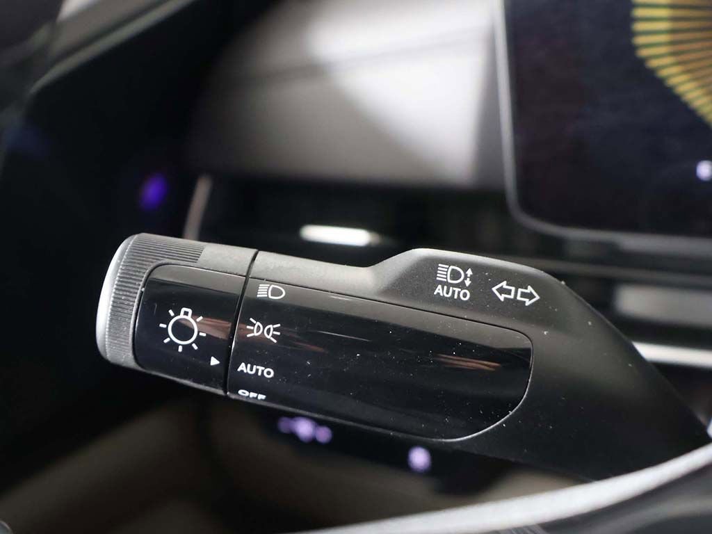 Used 2025 Kia Carnival FWD image 40