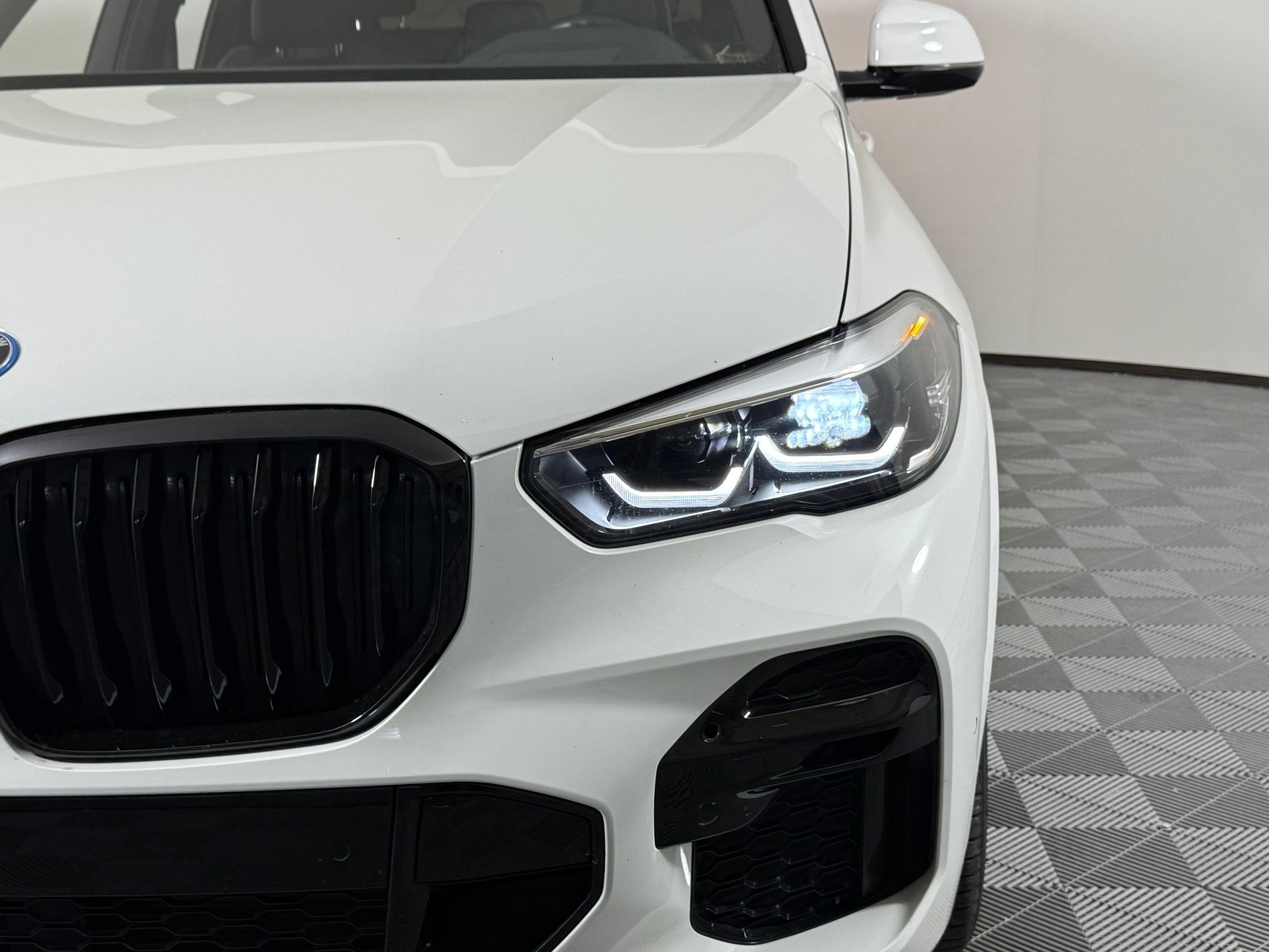 Used 2022 BMW X5 xDrive45e w/ M Sport Package image 11