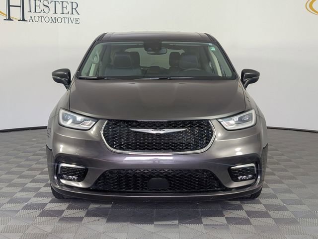 Used 2023 Chrysler Pacifica Touring-L FWD image 3
