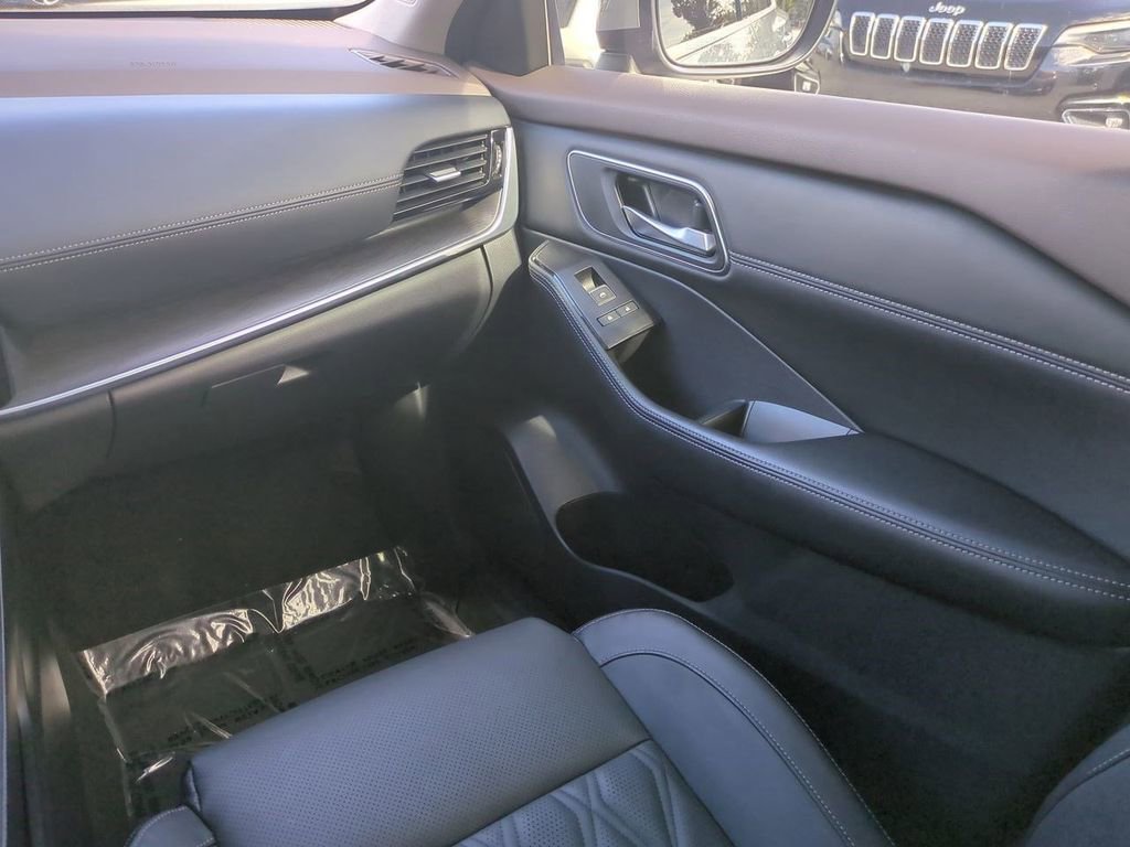 Certified 2023 Nissan Rogue Platinum w/ Platinum Premium Package image 17