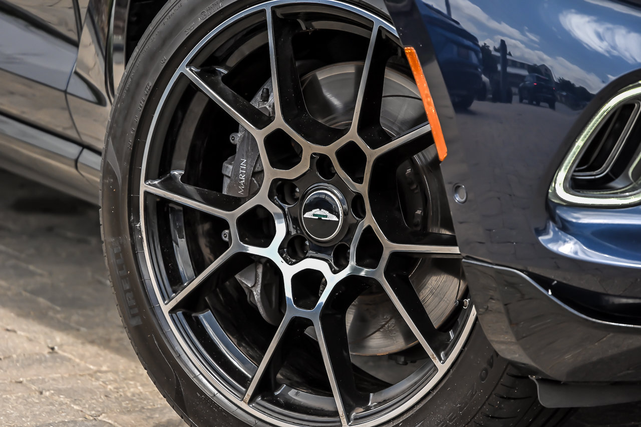 Used 2021 Aston Martin DBX AWD/4WD image 3