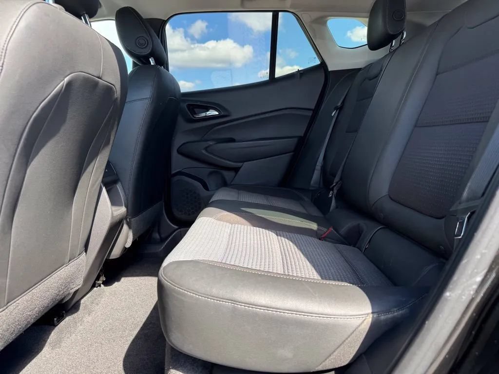 Used 2025 Chevrolet Trax LT FWD image 17