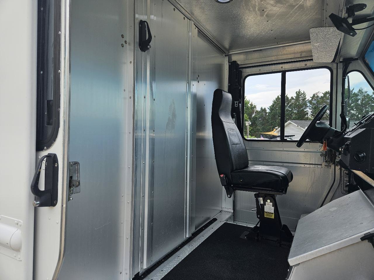 Used 2015 Ford E-350 and Econoline 350 Super Duty w/ A/C Prep Package RWD image 24