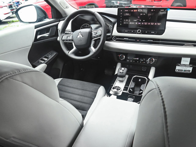 New 2025 Mitsubishi Outlander SE image 30