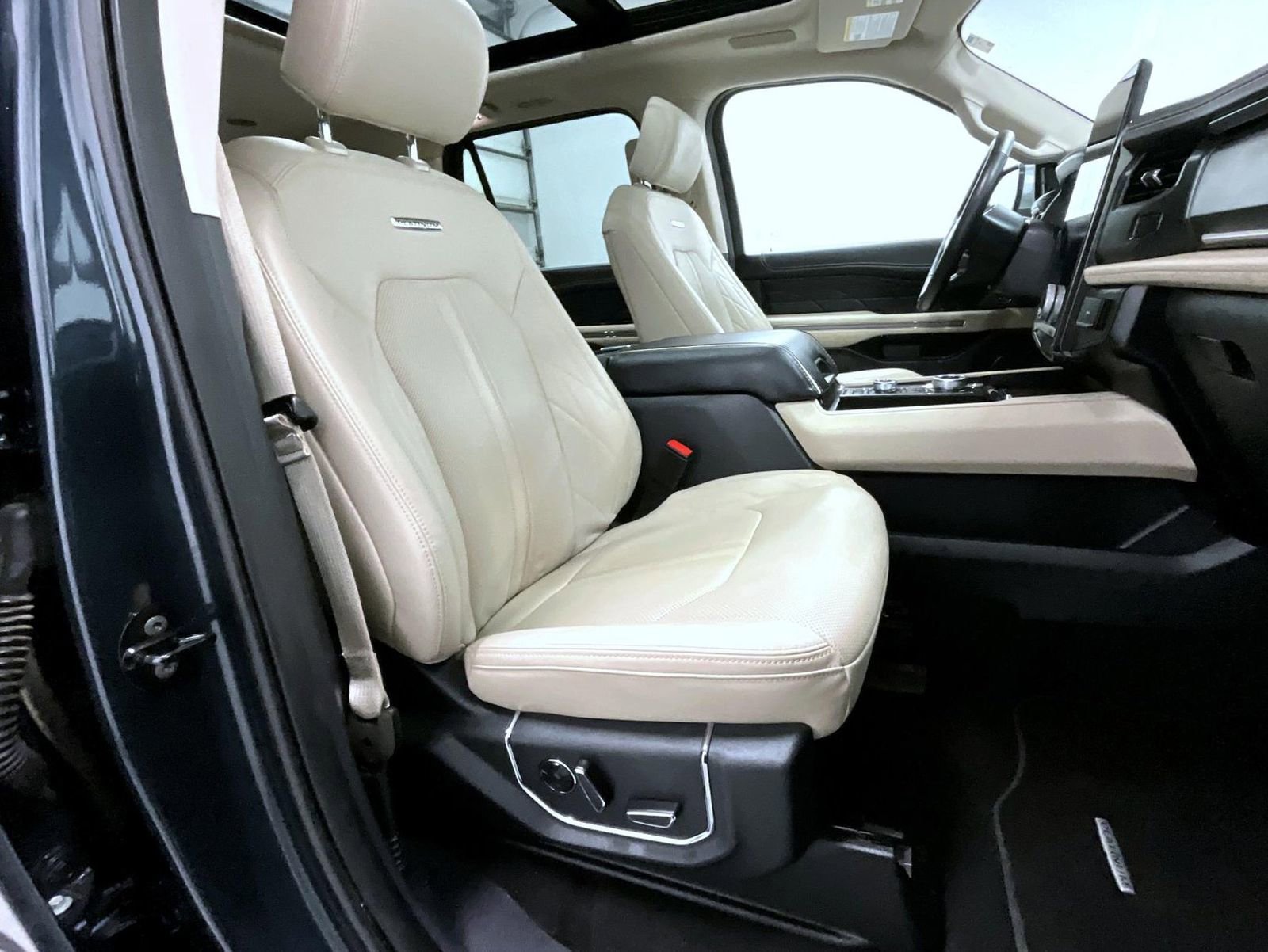 Used 2024 Ford Expedition Platinum image 16