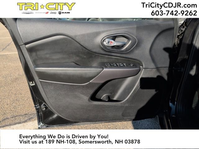 Used 2019 Jeep Cherokee Latitude Plus w/ Comfort/Convenience Group image 17