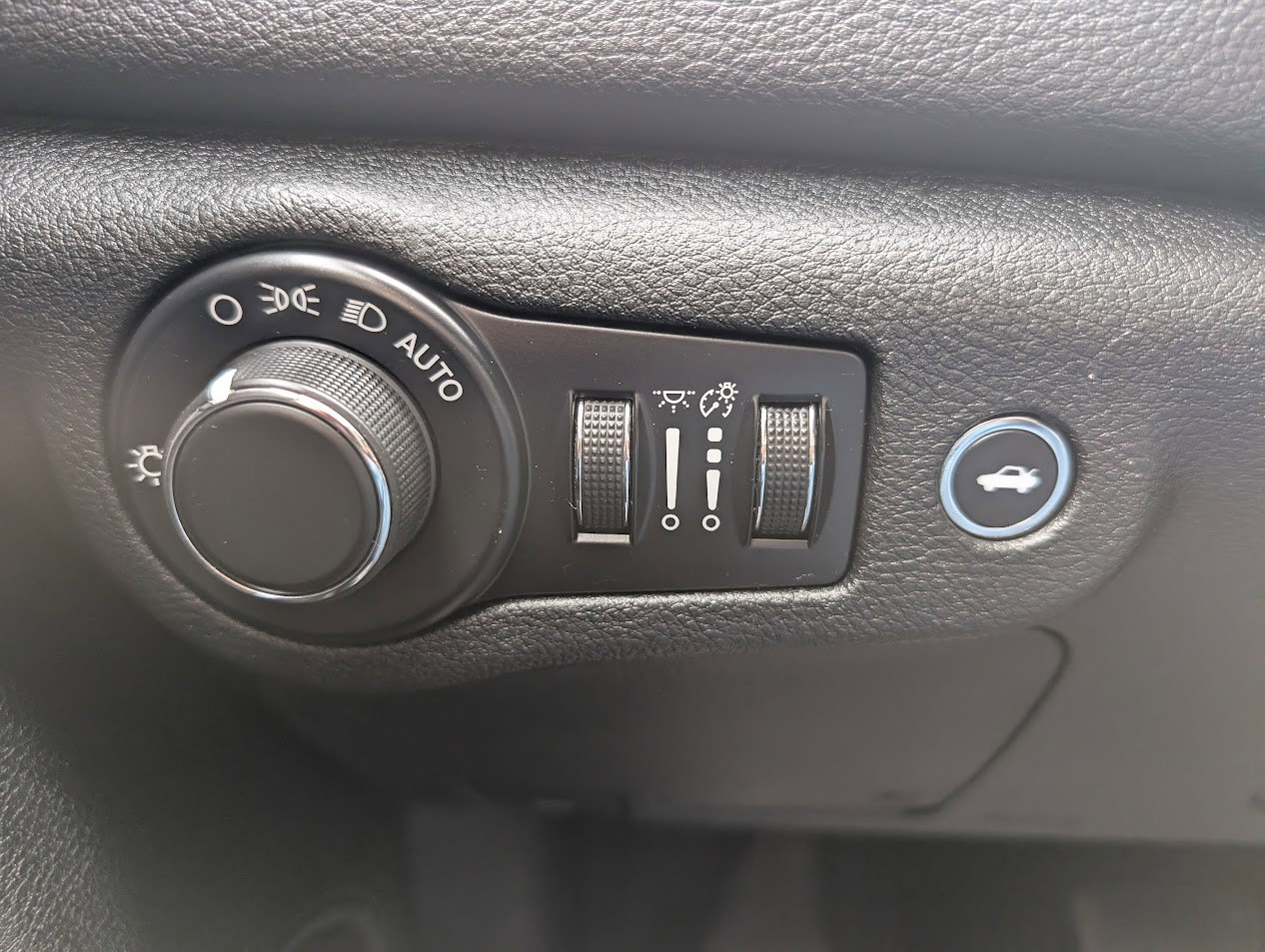 Used 2015 Chrysler 200 Limited w/ Convenience Group image 31