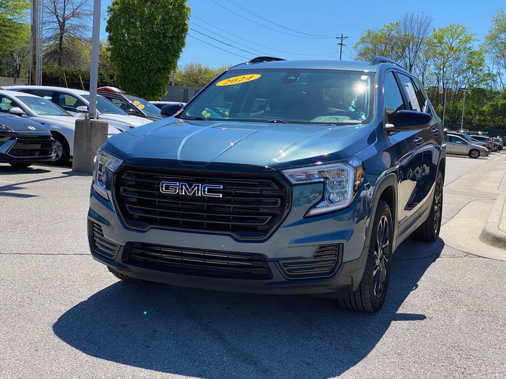 Used 2024 GMC Terrain SLE w/ Driver Convenience Package AWD/4WD image 3