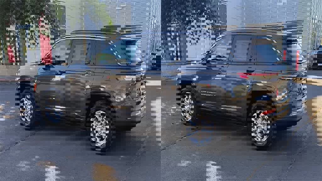 New 2025 Jeep Grand Cherokee Laredo X w/ Luxury Tech Group I image 6