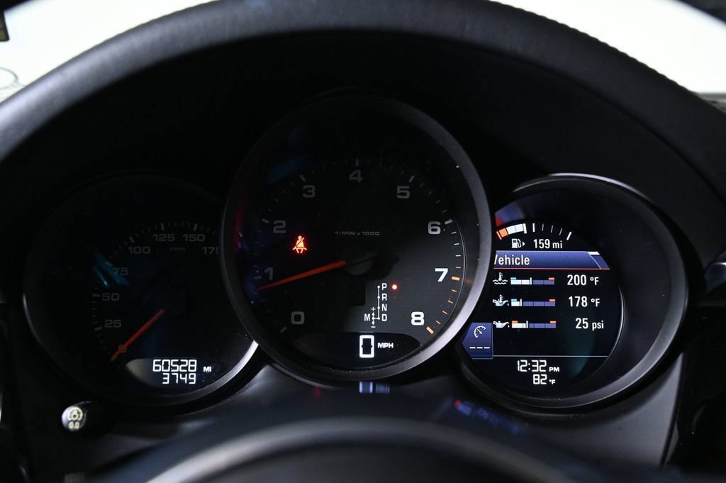 Certified 2018 Porsche Macan AWD/4WD image 13
