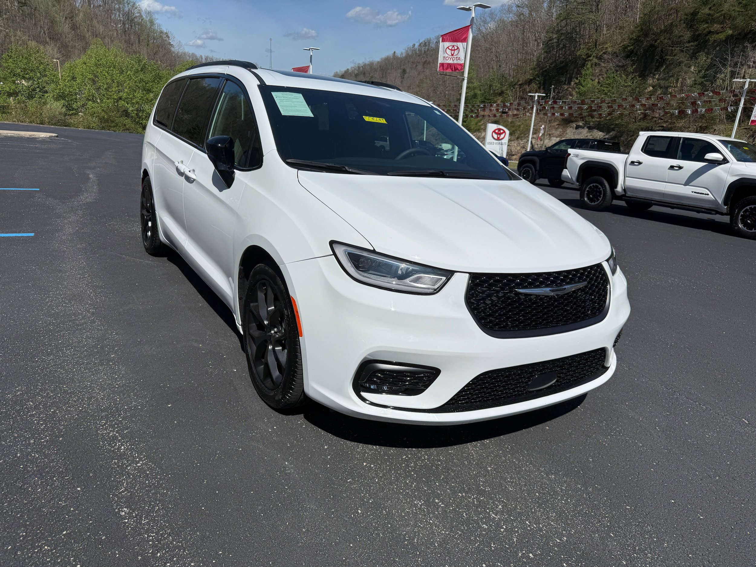 Used 2025 Chrysler Pacifica Limited FWD image 5