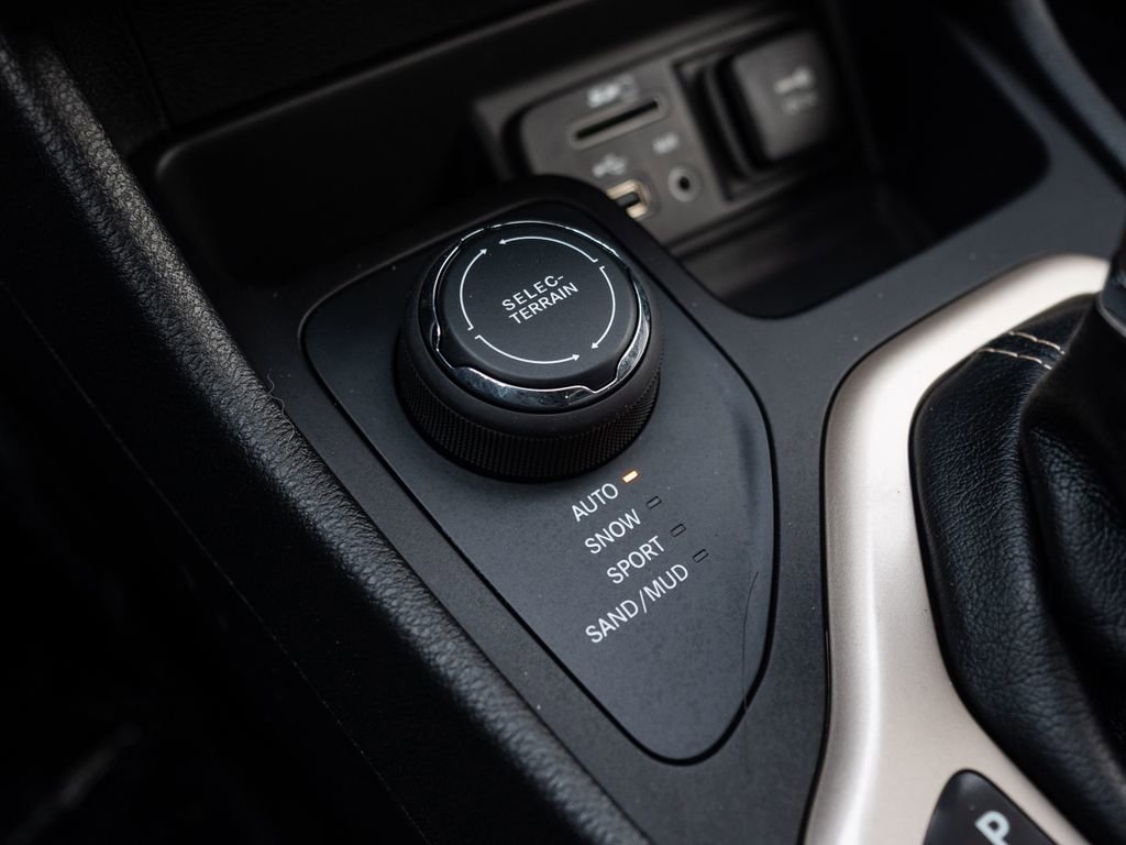 Used 2017 Jeep Cherokee Latitude w/ Comfort/Convenience Group image 35