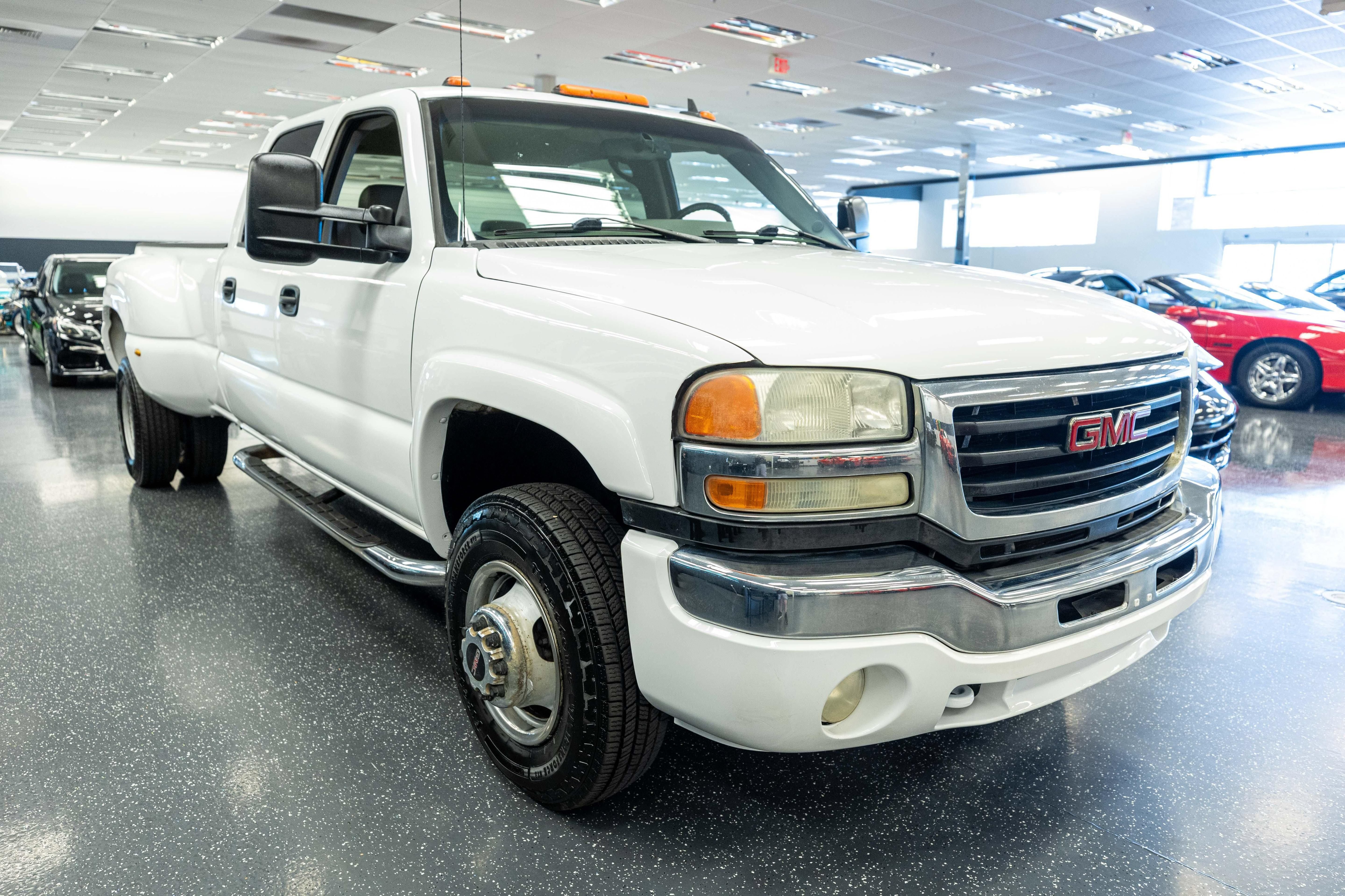 Used 2007 GMC Sierra 3500 SLT w/ Heavy-Duty Power Package AWD/4WD image 3