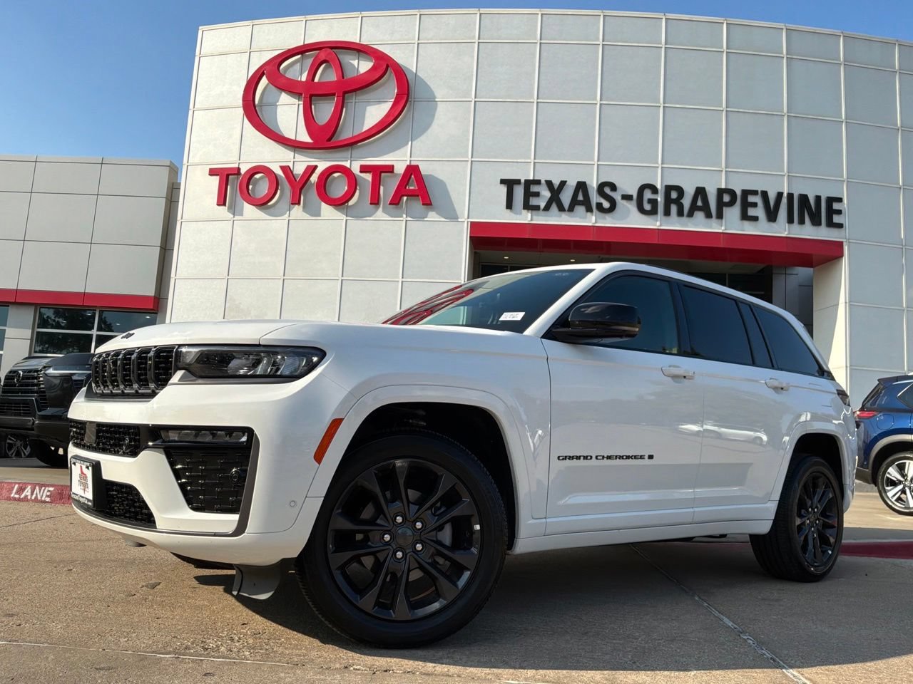 Used 2026 Jeep Grand Cherokee Limited AWD/4WD image 2