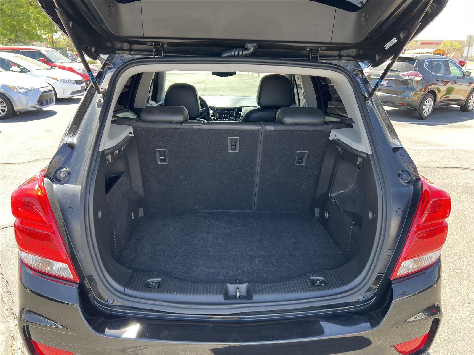 Used 2021 Chevrolet Trax LT w/ Midnight Edition FWD image 14