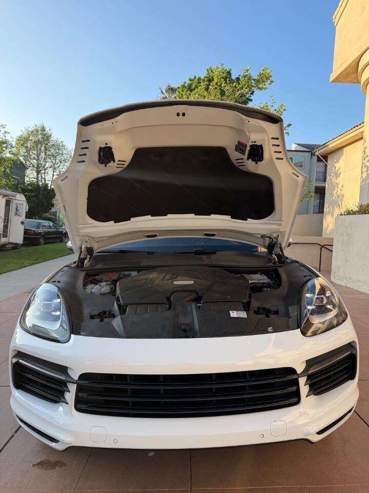 Used 2019 Porsche Cayenne w/ Premium Package image 38