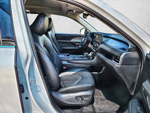 Used 2025 Toyota Grand Highlander AWD image 23