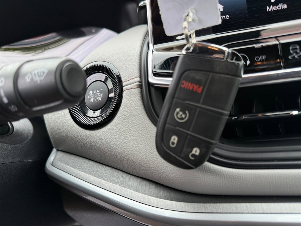 Used 2024 Jeep Compass Limited image 30