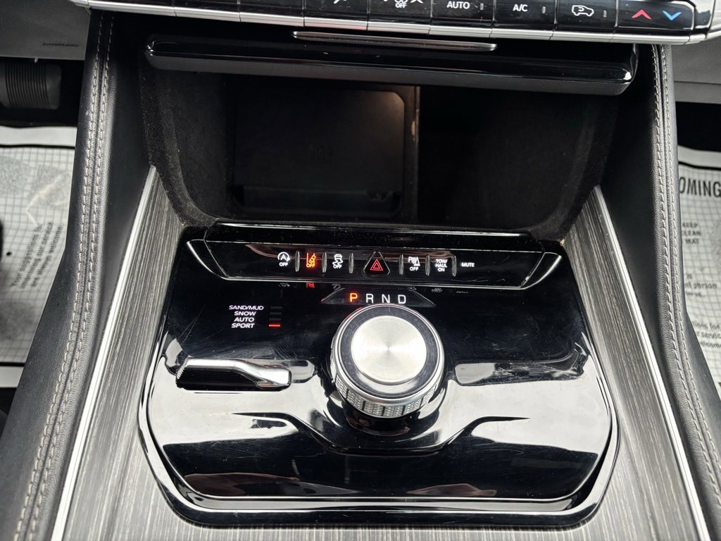 Used 2024 Jeep Wagoneer L Series II w/ Flexible Seating Group image 13