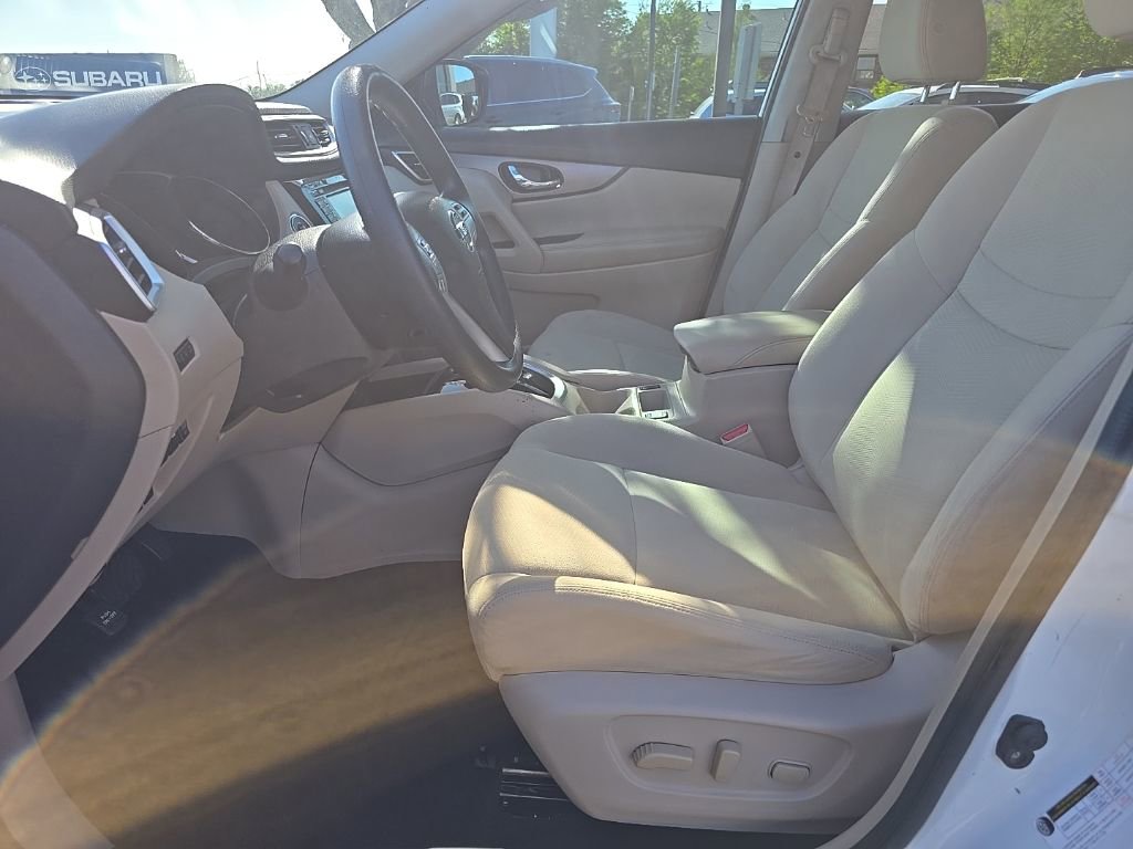 Used 2016 Nissan Rogue SV w/ SV Premium Package image 14