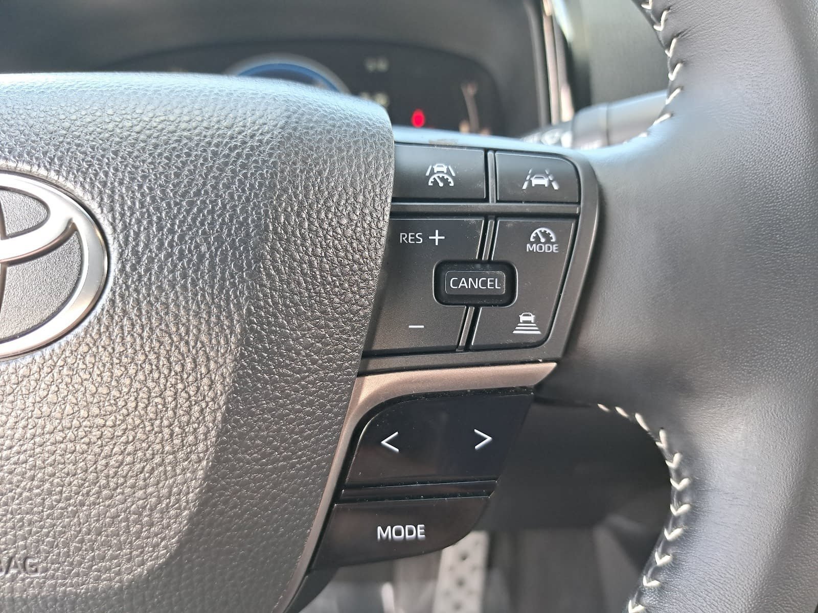 Used 2025 Toyota Camry SE w/ Convenience Package FWD image 18