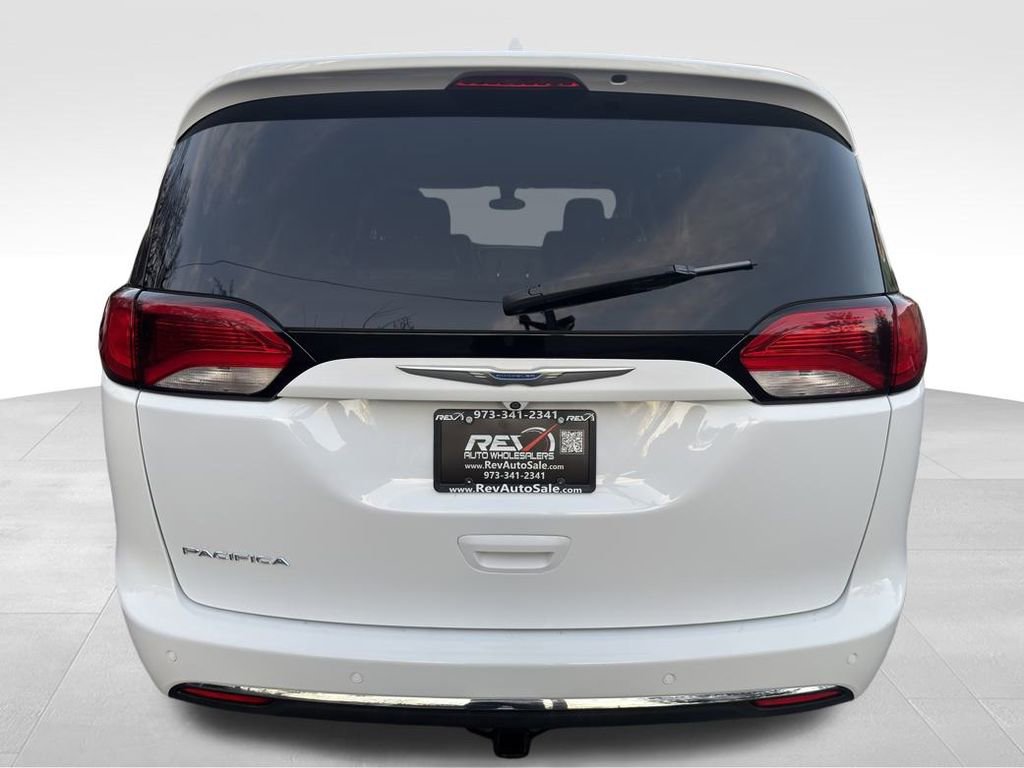 Used 2018 Chrysler Pacifica Touring-L FWD image 5