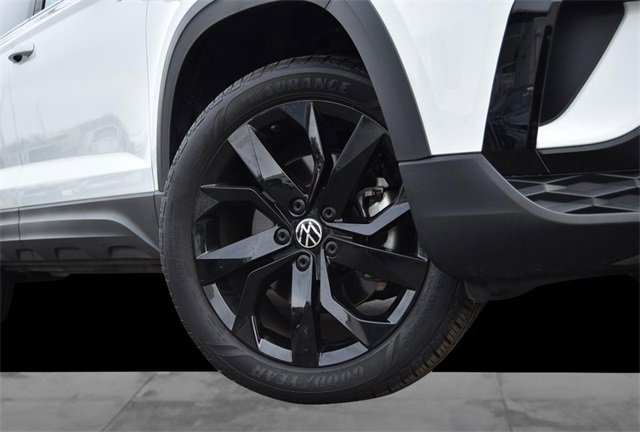 Certified 2023 Volkswagen Taos SE image 3