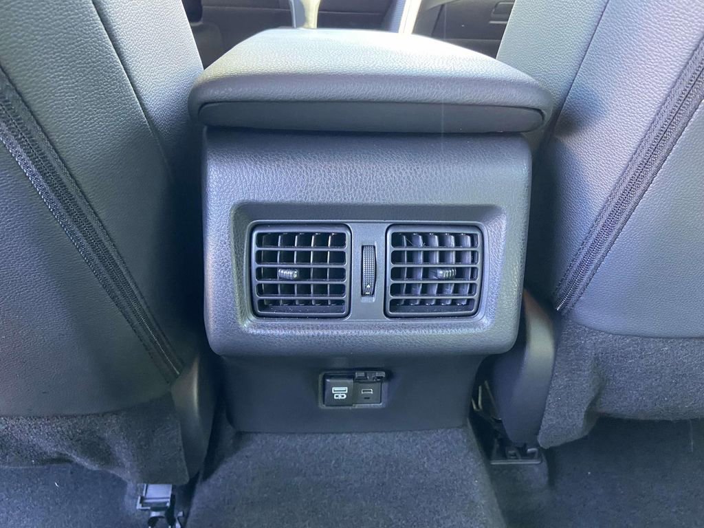 Used 2025 Toyota Camry SE image 18