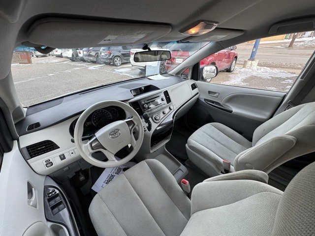 Used 2014 Toyota Sienna L image 24