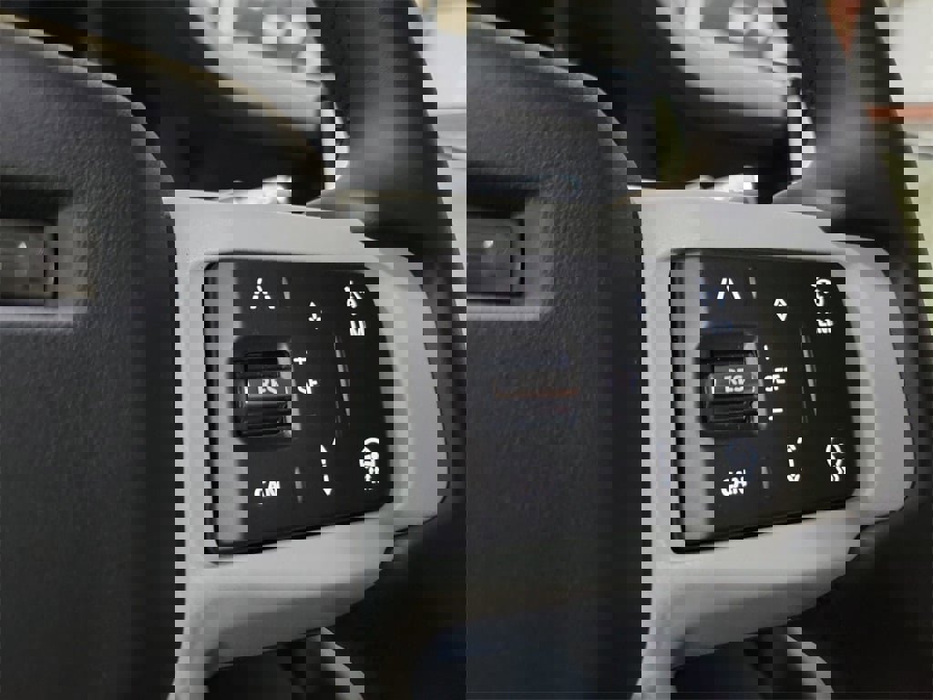 New 2024 Land Rover Defender 110 SE image 16