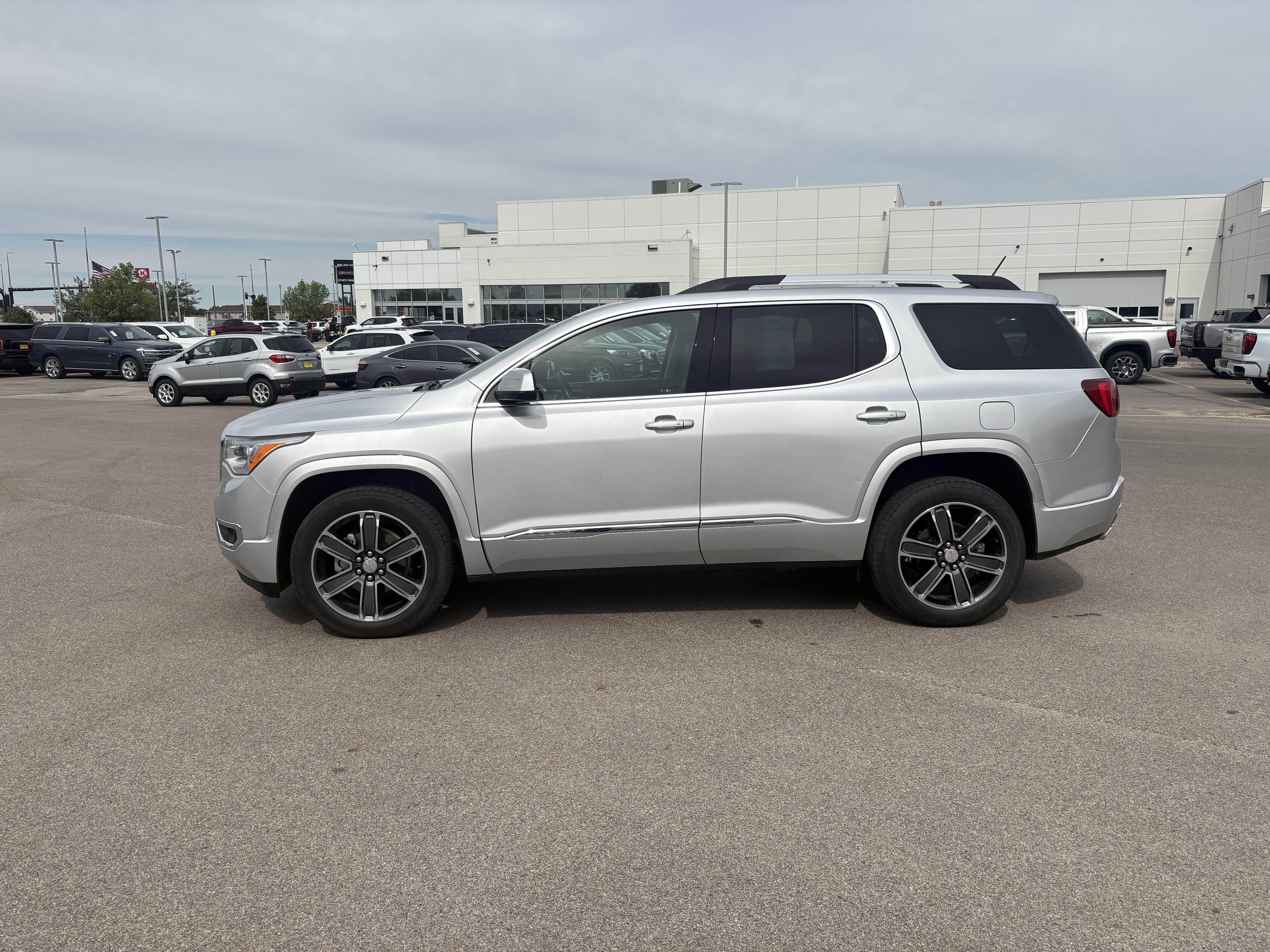 Used 2018 GMC Acadia Denali AWD/4WD image 3