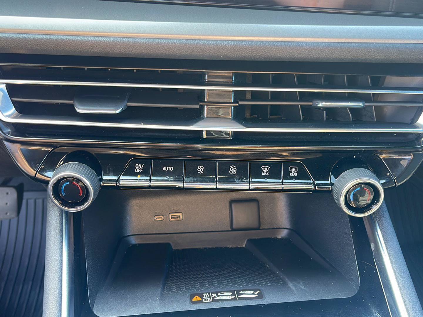 Used 2025 Chevrolet Traverse LT w/ LPO, Floor Liner Package FWD image 27