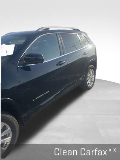 Used 2018 Jeep Cherokee Overland AWD/4WD image 2