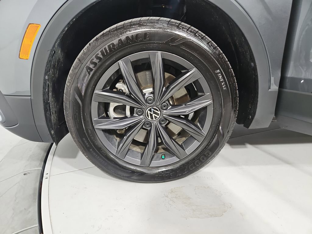 Certified 2024 Volkswagen Tiguan SE w/ Panoramic Sunroof Package image 30
