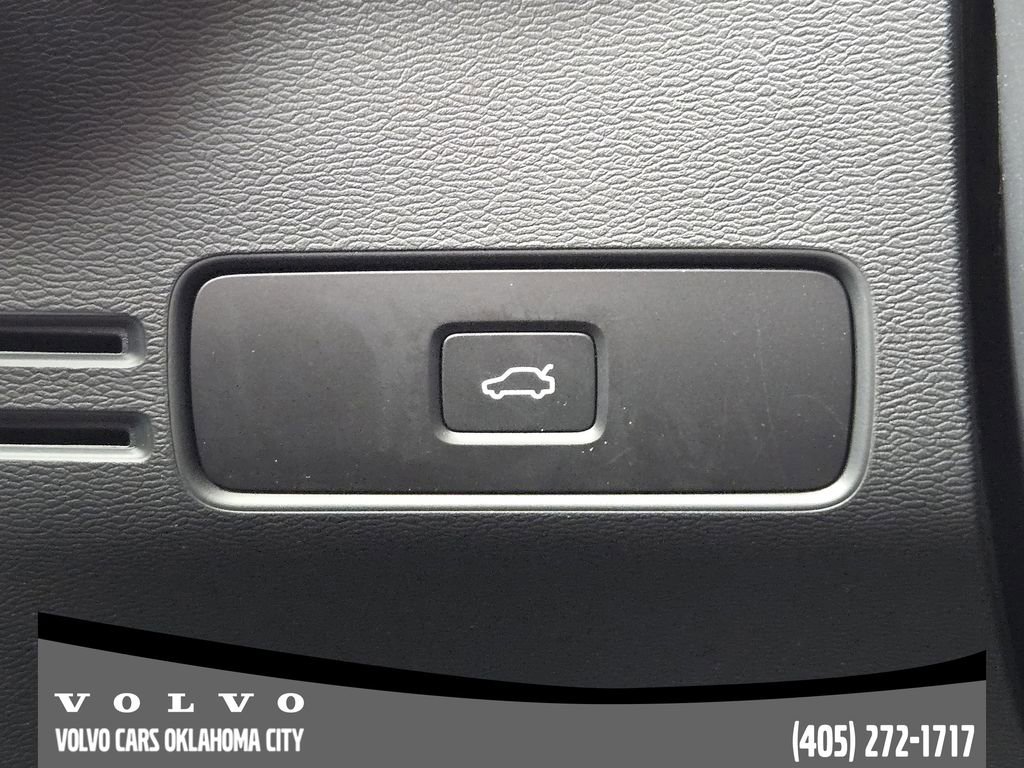 Certified 2025 Volvo XC40 B5 Plus AWD/4WD image 21