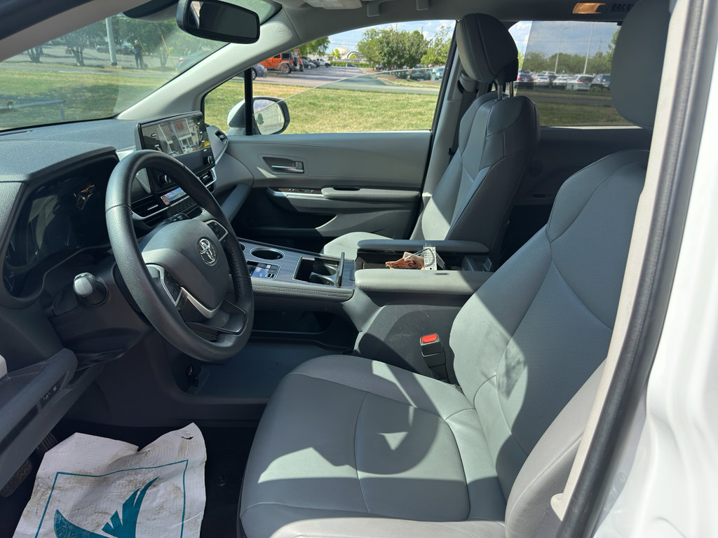 Used 2023 Toyota Sienna XLE FWD image 14